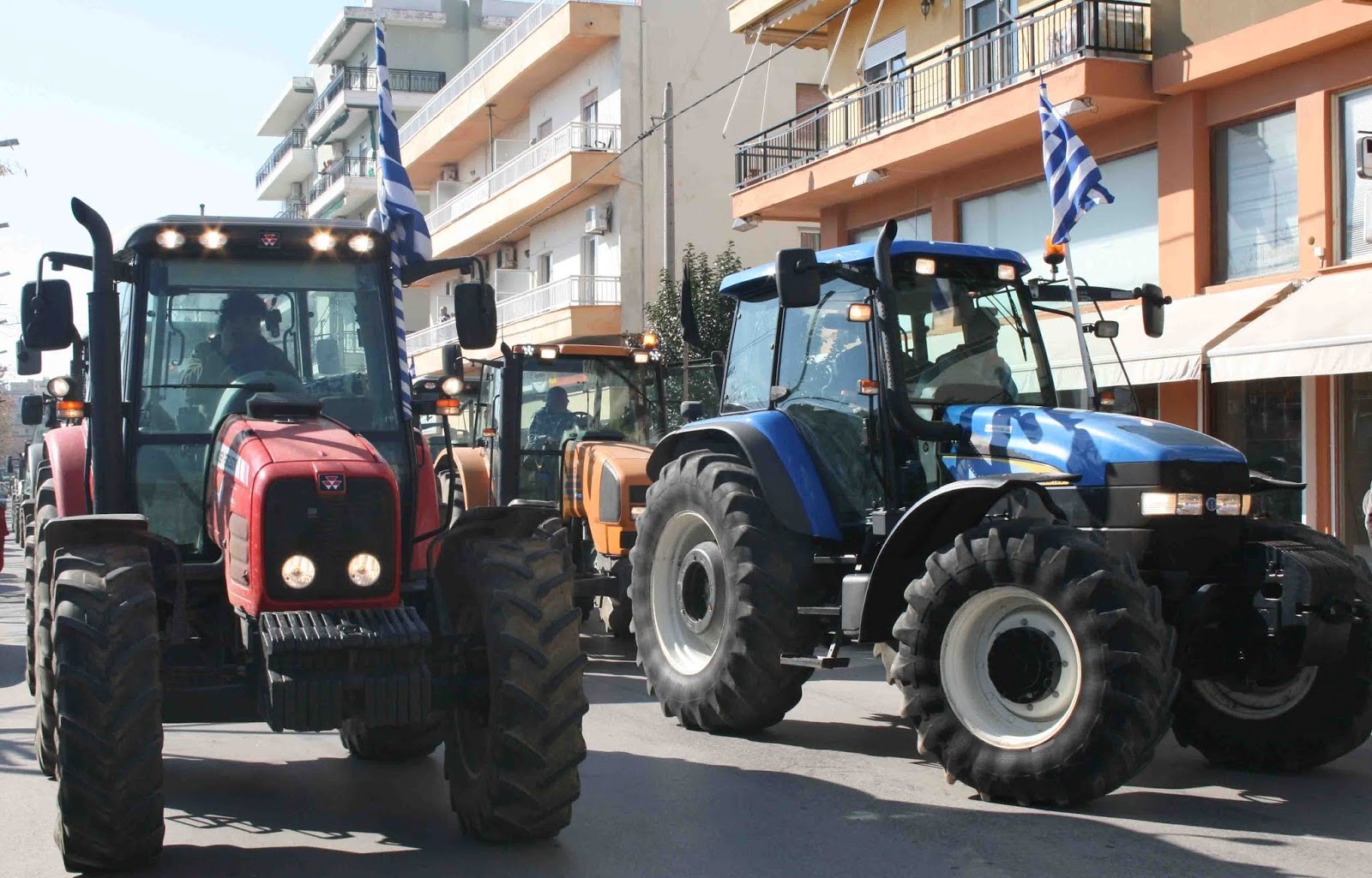 Πορεία αγροτών με τα τρακτέρ τους το πρωί της Δευτέρας